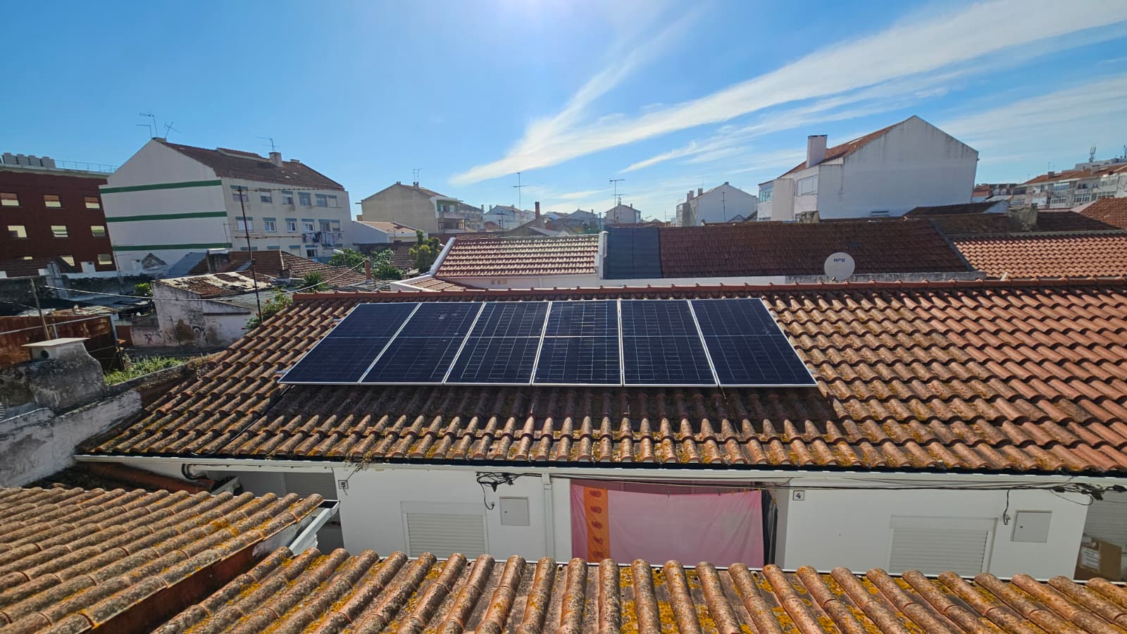 Instalação de sistema fotovoltaico com armazenamento híbrido