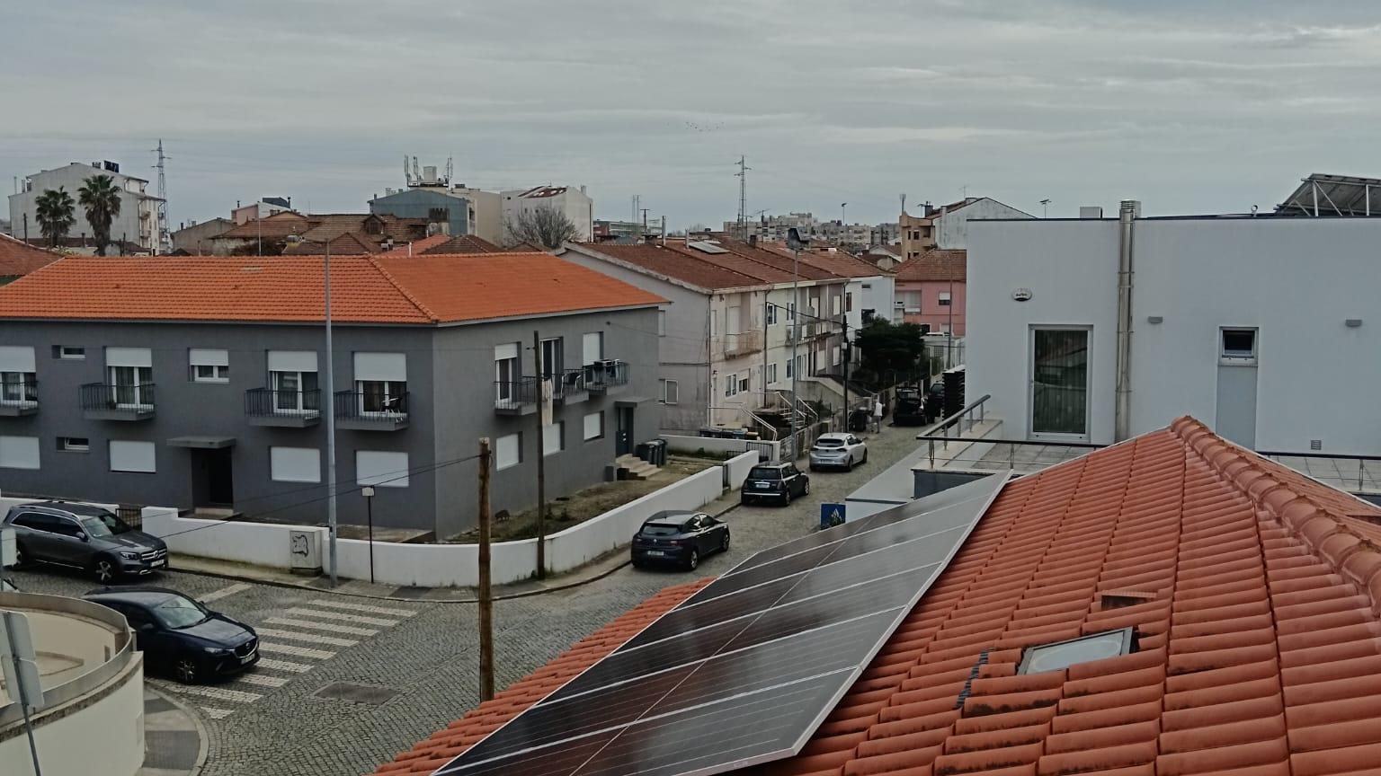 Sistema fotovoltaico com armazenamento híbrido